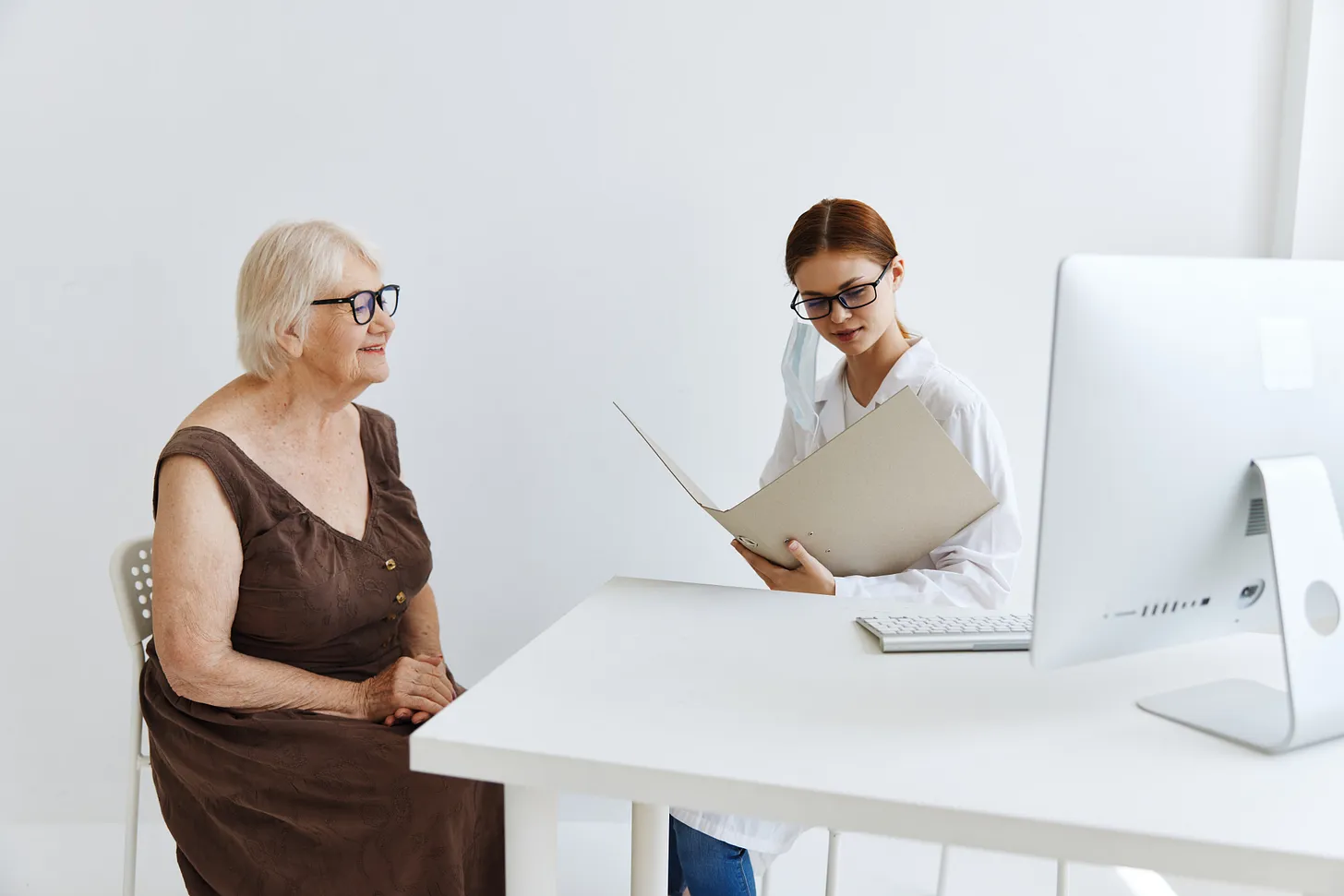 Illustrazione di un medico e un paziente: rappresentazione dell'importanza dei voicebot per rendere accessibile la tecnologia anche agli over 50