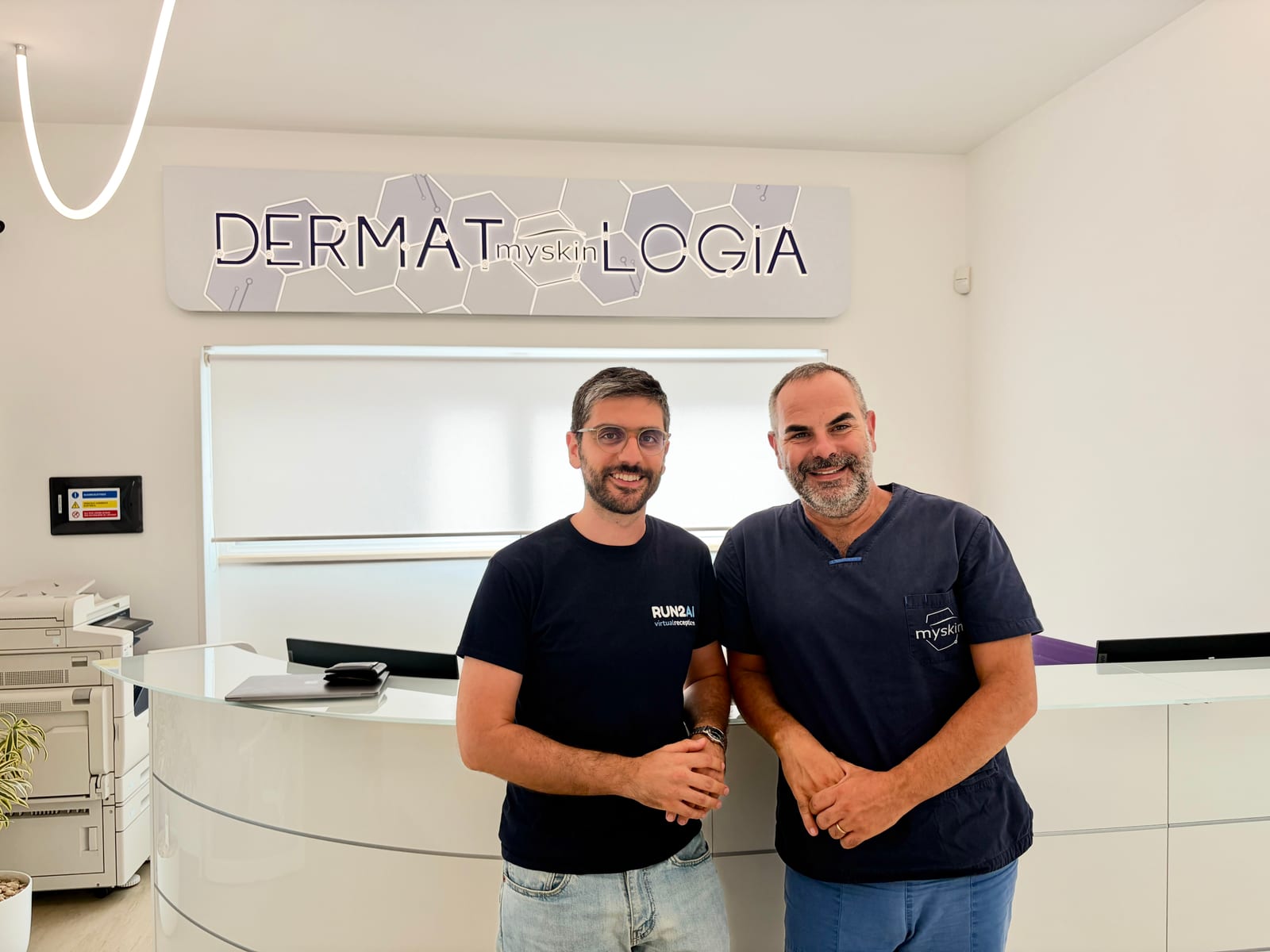 Team Run2AI e Centro Dermatologia MySkin a Tiggiano (Lecce), davanti alla reception con insegna DERMATOLOGIA mySkin
