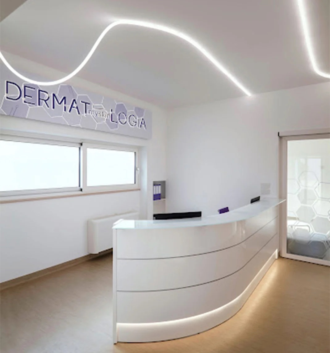 Recepción del Centro Dermatologia MySkin en Tiggiano (Lecce), con mostrador iluminado y cartel DERMATOLOGIA mySkin