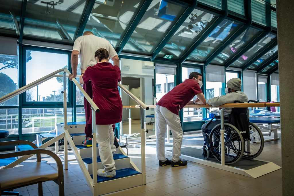Operatori sanitari assistono pazienti nei percorsi di riabilitazione all'Ospizio Marino di Grado